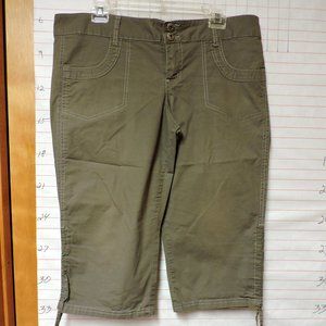 LEI  women's very light weight capris  size 15  brown